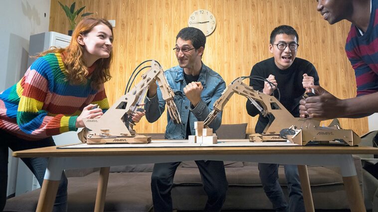Juego de mesa robótico en madera