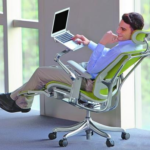 ¡La silla de oficina Nefil es el final de las sillas de oficina! tiene soporte para laptop, reposa piernas y reposacabezas.