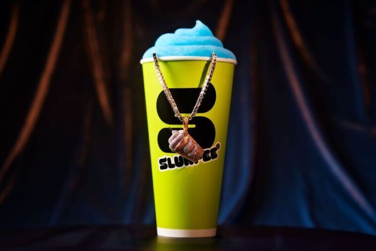 7-Eleven lanza exclusiva colección de joyería con logo Slurpee y diseño de copa