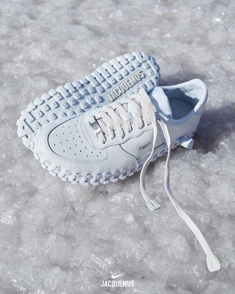 Un par de zapatillas Nike Air Force 1 blancas sobre suelo cubierto de hielo.