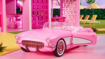 Réplica rosa del Corvette de Barbie de Hot Wheels y Mattel