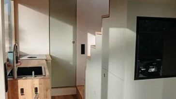 "Vagabundo Flex: Casa pequeña con mecanismo de techo innovador"