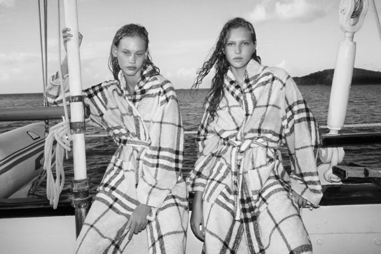 Descubre la colección A Burberry Summer 2023: moda de lujo para el mar