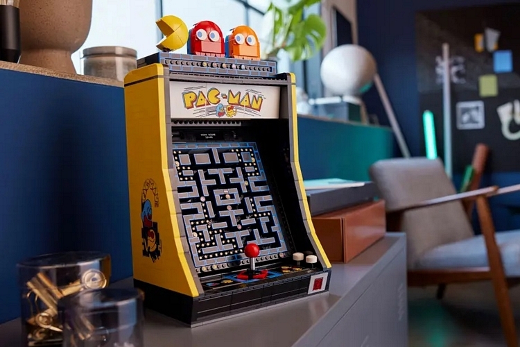 LEGO Icons Pac-Man Arcade Gives You A Miniature Cabinet With A Moving Mechanical Maze Chase Scene