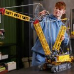 LEGO Technic Liebherr Crawler Crane LR 13000: una grúa de juguete gigante